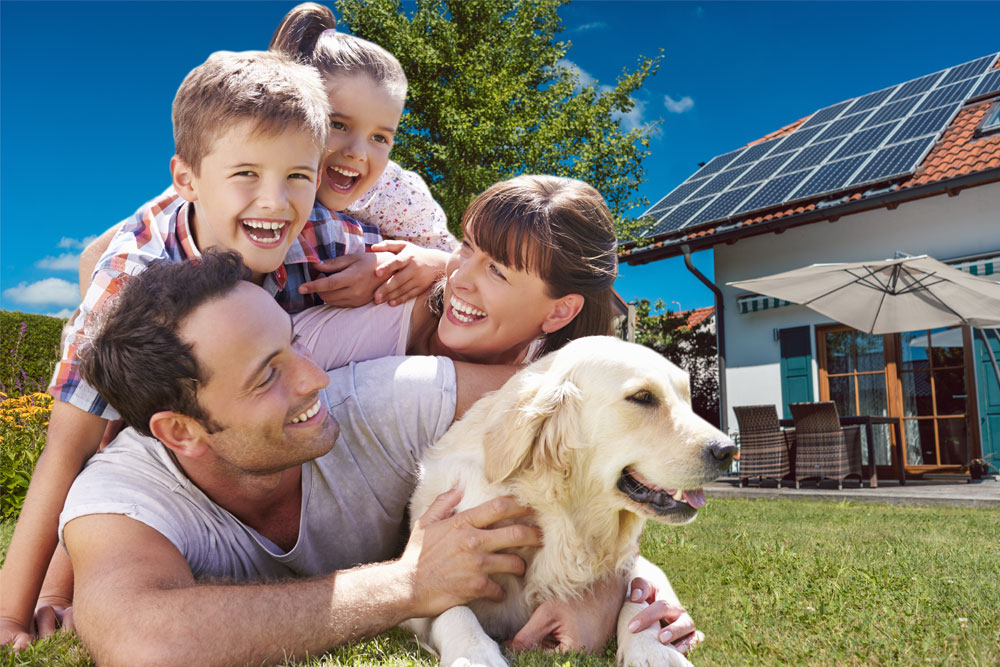 Familie-Hund-PRIOGO-Solar-Photovoltaik-Installation-Elektromobilitaet-Sektorkopplung-Ladepunkte-Wallbox